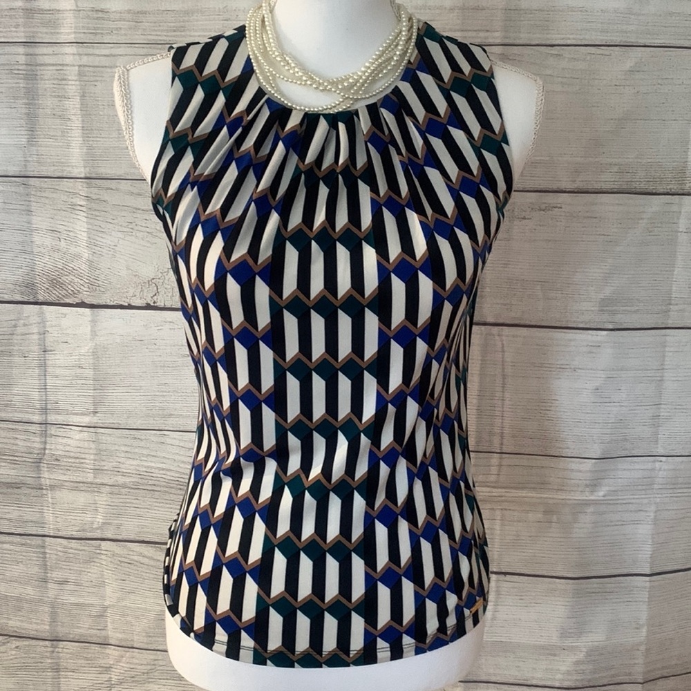 Beautiful geometric Calvin Klein shell in petite extra small.